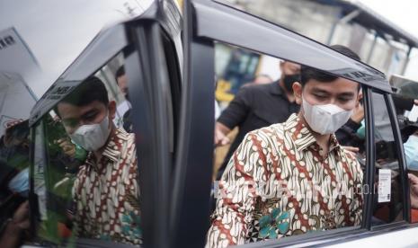 Wali Kota Solo Gibran Rakabuming Raka memasuki mobil dinas usai melakukan kunjungan di Tempat Pembuangan Akhir (TPA) Putri Cempo, Mojosongo, Solo, Jawa Tengah, Senin (10/1/2022). Menurut hasil survei Charta Politica terhadap 800 responden periode 28 September-3 Oktober 2021 elektabilitas Wali Kota Solo Gibran Rakabuming Raka tertinggi di Jawa Tengah dengan presentase 52,8 persen mengalahkan sejumlah tokoh seperti Wakil Gubernur Jawa Tengah Taj Yasin Maimoen dengan 10 persen hingga Wali Kota Semarang Hendrar Prihadi dengan 6,5 persen. 