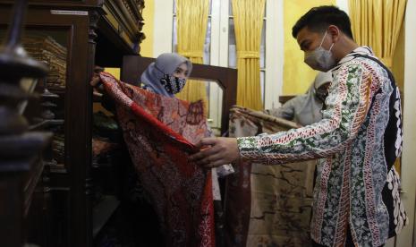 Wali Kota Solo Gibran Rakabuming Raka membeli kain batik karya perajin saat acara Srawung Batik Nusantara di Kampung Batik Kauman, Solo. Wakil Menteri Perdagangan memuji visi dan kinerja Walikota Surakarta Gibran Rakabuming Raka dalam sektor ekonomi dan perdagangan khususnya dalam pengembangan sector UMKM.