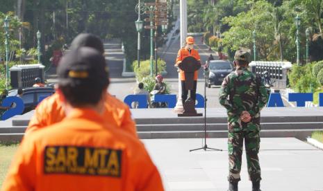 Wali Kota Solo, Gibran Rakabuming Raka, memimpin apel Hari Sukarelawan Internasional di halaman Gedung dr Prakosa Kantor Pusat Universitas Sebelas Maret (UNS), Solo, Jawa Tengah, Selasa (14/12) pagi.