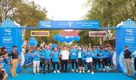 Wali Kota Solo Gibran Rakabuming Raka (tengah) membuka event lari Pocari Sweat Sport Run Tourism di Kota Solo, Ahad (8/10/2023) lalu.