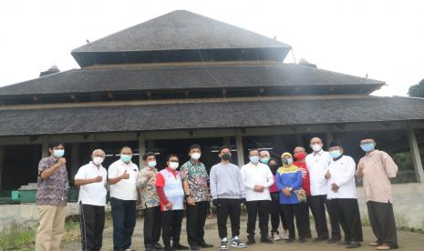 Wali Kota Solo, Gibran Rakabuming Raka (tengah), saat meninjau pembangunan Masjid Taman Sriwedari, Jumat (9/4). Pembangunan masjid sempat terhenti setahun lantaran pandemi Covid-19. 