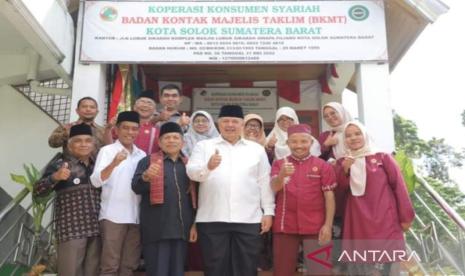 Wali Kota Solok Zul Elfian Umar (tengah) saat foto bersama OPD dan pemangku kepentingan lainnya. 