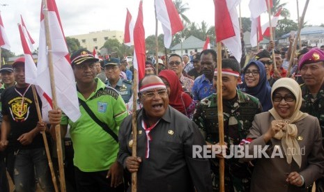 Wali Kota Sorong, Lambertus Jitmau (empat kanan) bersama Forkopimda membawa bendera Merah Putih menyerukan perdamaian di Lapangan Hokky Kota Sorong, Papua Barat, Jumat (6/9/2019).