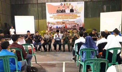 Wali Kota Sukabumi Achmad Fahmi dan Dandim 0607 Kota Sukabumi Letko Kav Mujahidin serta puluhan pelajar melaksanakan doa bersama untuk korban gempa di Palu-Donggala