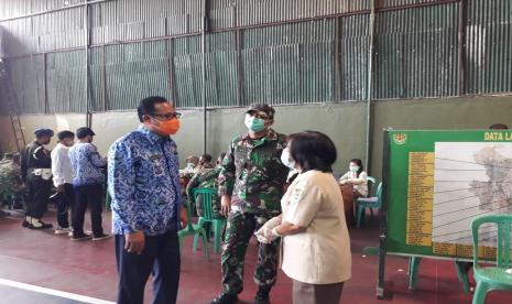 Wali Kota Sukabumi Achmad Fahmi dan Dandim 0607 Kota Sukabumi Letkol Inf Danang Prasetyo Wibowo memantau vaksinasi Covid-19 di Makodim Sukabumi, Rabu (17/3)