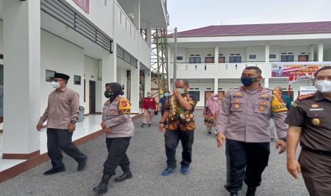 Wali Kota Sukabumi Achmad Fahmi dan Kapolres Sukabumi Kota AKBP Sumarni bersama unsur forkopimda lainnya meresmikan pusat isolasi mandiri Covid-19, Jumat (23/7