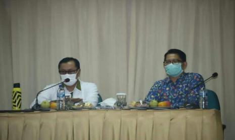 Wali Kota Sukabumi Achmad Fahmi dan Ketua Persatuan Perawat Nasional Indonesia (PPNI) Kota Sukabumi Irawan Danismaya memaparkan inovasi Homecare di Hotel Taman Sari, Kamis (19/11)