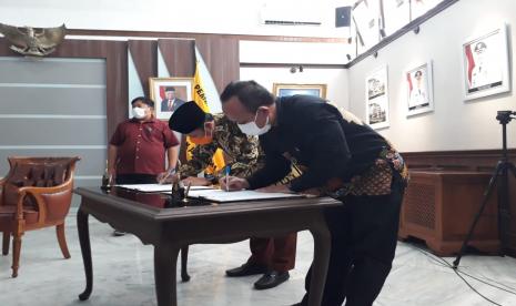 Wali Kota Sukabumi Achmad Fahmi dan Rektor Universitas Nusa Putra Kurniawan menjalin kerjasama dalam program Beasiswa Wali Kota di Balai Kota Sukabumi, Jumat (5/2).