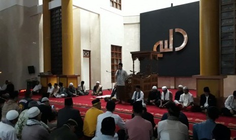 Wali Kota Sukabumi Achmad Fahmi dan Wakil Wali Kota Sukabumi Andri Setiawan Hamami memimpin gerakan shalat subuh berjamaah di Masjid Agung Sukabumi Jumat (2/11).