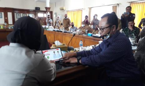 Wali Kota Sukabumi Achmad Fahmi didampingi Kapolres Sukabumi Kota AKBP Sumarni meresmikan market place www.pasarsukabumi.com dalam membantu pemasaran produk UMKM di masa pandemi di Balai Kota Sukabumi, Selaa (21/7).