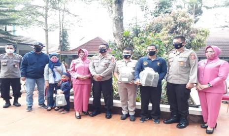 Wali Kota Sukabumi Achmad Fahmi  (dua dari kiri, jaket biru) bersilaturahmi dengan Kepala Setukpa Lemdiklat Polri Brigjen Pol Mardiaz Kusin Dwihananto (dua dari kanan) salah satunya membahas rencana membangun ikon kota polisi, Sabtu (29/8).