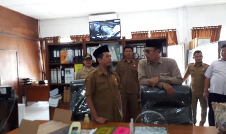 Wali Kota Sukabumi Achmad Fahmi melakukan pemantauan langsung tingkat kehadiran aparatur sipil negara (ASN) pada hari pertama setelah masa cuti bersama hari raya Idul Fitri, Senin (10/6).