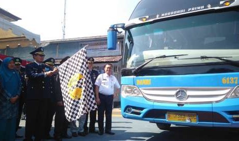 Wali Kota Sukabumi Achmad Fahmi melaunching bus Damri jurusan Sukabumi ke Bandara Soekarno-Hatta di Kantor Dinas Perhubungan Kota Sukabumi Senin (24/9).