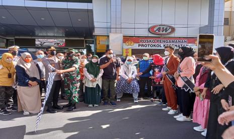 Wali Kota Sukabumi Achmad Fahmi melepas aksi Kota Sukabumi sehat mengedukasi protokol kesehatan di Jalan Ahmad Yani Kota Sukabumi, Kamis (24/3/2022).