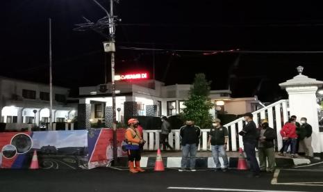 Wali Kota Sukabumi Achmad Fahmi memantau langsung penerapan protokol kesehatan di Jalan R Syamsudin SH, Kota Sukabumi, Sabtu (19/6) malam.