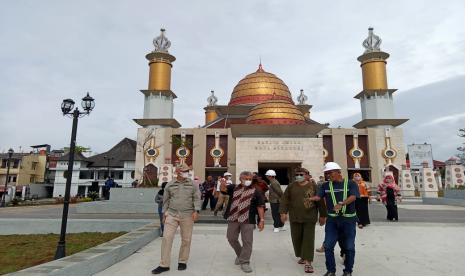 Wali Kota Sukabumi Achmad Fahmi memantau pembangunan Alun-Alun, Lapang Merdeka, dan Pedestrian Ahmad Yani Kota Sukabumi, Kamis (30/12).