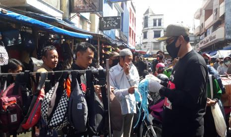 Wali Kota Sukabumi Achmad Fahmi membagikan masker kepada warga di pasar tradisional sekitar Pasar Pelita di Kota Sukabumi, Rabu (8/4).