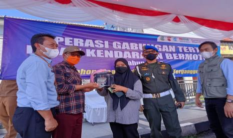 Wali Kota Sukabumi Achmad Fahmi memberikan apresiasi kepada warga yang membayar pajak kendaraan bermotor dalam operasi gabungan terpadu di Jalan RE Martadinata, Selasa (7/6/2022)