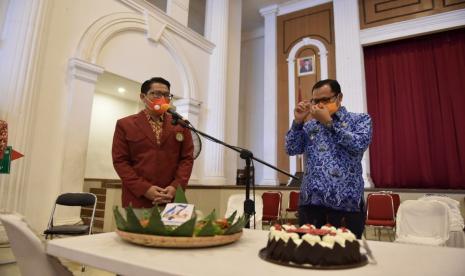 Wali Kota Sukabumi Achmad Fahmi (kanan) memberikan kejutan kepada perawat saat peringatan Hari Perawat Nasional dan Hari Jadi ke-47 Persatuan Perawat Nasional Indonesia (PPNI) di Gedung Juang 45 Kota Sukabumi, Rabu (17/3/2021).