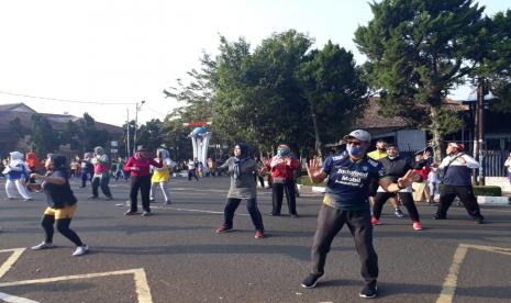 Wali Kota Sukabumi Achmad Fahmi membuka kembali car free day di Jalan R Syamsudin ditandai dengan senam bersama forkopimda, Ahad (13/9).