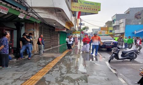 Wali Kota Sukabumi Achmad Fahmi memimpin aksi Jumat Bersih di pedestrian Ahmad Yani. Walkot targetkan pembangunan jalur pedestrian di tiga titik selesai akhir bulan ini.