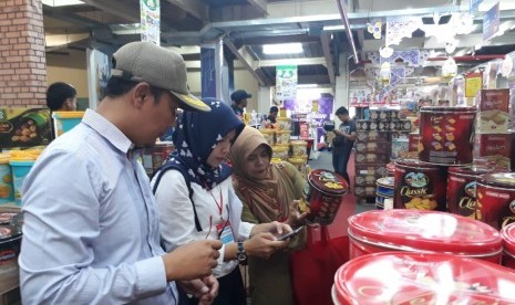 Wali Kota Sukabumi Achmad Fahmi memimpin operasi keamanan pangan dan bahan berbahaya di pasar modern dan tradisional Selasa (28/5).