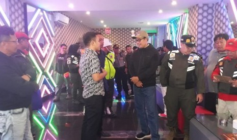 Ilutrasi tempat hiburan malam Sukabumi. Foto: Wali Kota Sukabumi, Achmad Fahmi memimpin operasi yustisi gabungan tempat hiburan malam, Jumat (28/2) malam.(Republika/Riga Nurul Iman)