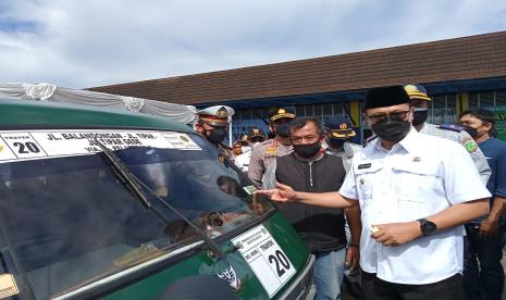 Wali Kota Sukabumi Achmad Fahmi menempelkan stiker Saya Sudah Divaksin untuk ajakan warga divaksin di Terminal Tipe A Sukabumi, Rabu (15/9).