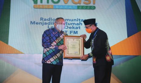 Wali Kota Sukabumi Achmad Fahmi menerima 4 penghargaam sekaligus dalam top 32 Inovasi terbaik di Jawa Barat tahun 2020 dari Pemprov Jabar, Selasa (15/12)