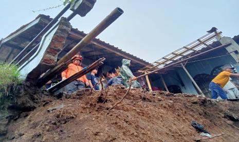 Wali Kota Sukabumi Achmad Fahmi meninjau bencana banjir dan longsor di Kecamatan Gunungpuyuh, Ahad (7/11) sore.