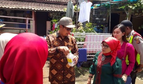 Wali Kota Sukabumi Achmad Fahmi meninjau gerakan pemberantasan sarang nyamuk (PSN) di Kelurahan Sindangsari Kecamatan Lembursitu, Kota Sukabumi. Langkah tersebut untuk menekan kasus DBD yang naik di awal tahun.