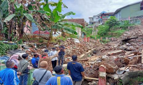 Wali Kota Sukabumi Achmad Fahmi meninjau lokasi longsor di Kampung Pelangi.