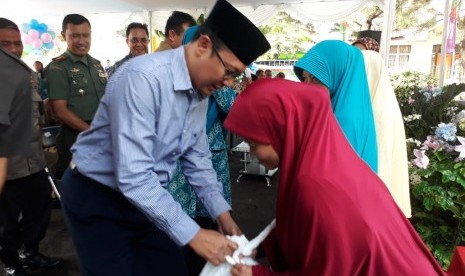 Wali Kota Sukabumi Achmad Fahmi meninjau pasar murah dan Bazar Ramadhan di Kecamatan Cibeureum, Kota Sukabumi Selasa (14/5).