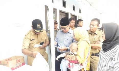 Wali Kota Sukabumi Achmad Fahmi meninjau pasar murah dan Bazar Ramadhan di Kecamatan Cibeureum, Kota Sukabumi Selasa (14/5).