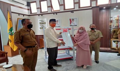 Wali Kota Sukabumi Achmad Fahmi menyerahkan bantuan rak display produk koperasi ke 13 koperasi di Balai Kota Sukabumi, Senin (15/8/2022).