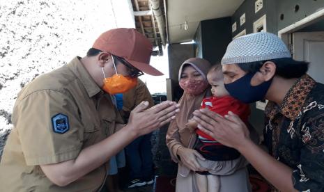 Wali Kota Sukabumi Achmad Fahmi menyerahkan donasi dari Udunan Online ke balita Daffa (2 tahun) yang mengidap Leukimia, di Kecamatan Baros, Jumat (12/3).