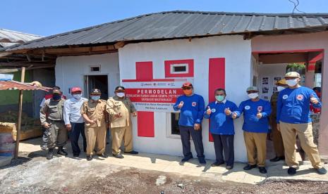 Wali Kota Sukabumi Achmad Fahmi saat meninjau permodelan perkuatan rumah aman gempa (Retrofitting) berbasis masyarakat yang digagas PMI di Kelurahan/Kecamatan Baros, Senin (26/4).