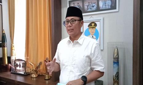 Wali Kota Sukabumi Achmad Fahmi. Produk UMKM Kota Sukabumi akan gencar dipromosikan hingga ke luar daerah. Hal ini misalnya dengan menandatangani memorandum Of Understanding (MOU) atau Nota Kesepakatan Bersama antara Pemerintah Kota Sukabumi bersama dengan PT Mitra Dinamika Sejahtera tentang pelaksanaan kerjasama peningkatan pemasaran produk UMKM Balai Kota Sukabumi, Rabu (22/12).