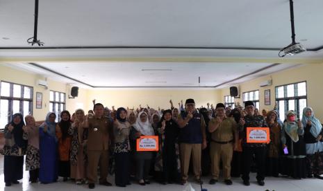 Wali Kota Sukabumi Achmad Fahmi saat penyerahan secara simbolis bantuan insentif bagi para guru Pendidikan Anak Usia Dini (PAUD) dan instruktur Lembaga Kursus dan Pelatihan (LKP) di Kantor Dinas Pendidikan dan Kebudayaan (Disdikbud) Kota Sukabumi, Jawa Barat, Senin (28/8/2023).