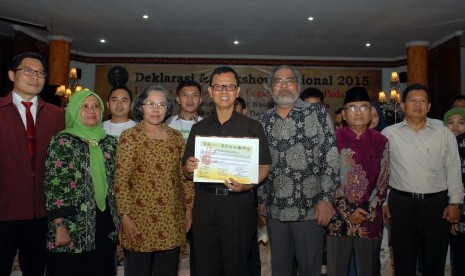 Wali Kota Sukabumi, Mohamad Muraz (tengah) didampingi Ketua Komisi Nasional Perlindungan Anak, Arist Merdeka Sirait (ketiga kanan) dan para tokoh masyarakat memegang piagam Deklarasi Komitmen Warga Kota Sukabumi dalam Upaya Mencegah Segala Bentuk Kekerasan