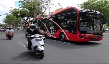 Wali Kota Surabaya Eri Cahyadi berkeliling untuk menyerap aspirasi warga dengan naik vespa.