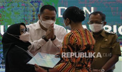 Wali Kota Surabaya Eri Cahyadi (kedua kiri) memberi salam saat menyerahkan dokumen kependudukan kepada salah satu keluarga kru KRI Nanggala-402 di Balai Kota Surabaya, Jawa Timur, Senin (10/5/2021). Pemkot Surabaya menyerahkan dokumen administrasi kependudukan dan tali asih kepada sejumlah keluarga kru KRI Nanggala-402. 