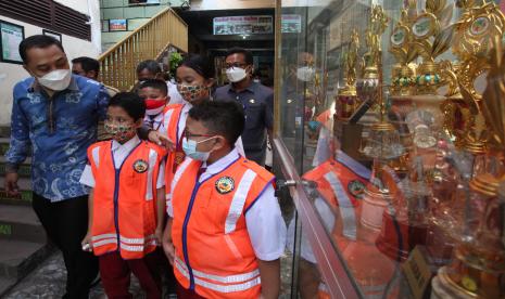 Wali Kota Surabaya Eri Cahyadi (kiri) berbincang dengan pelajar yang menjadi tim Satgas COVID-19 SDN Kaliasin I saat meninjau secara langsung pembelajaran tatap muka (PTM) di SDN Kaliasin I, Surabaya, Jawa Timur, Senin (6/9/2021). Pemkot Surabaya memulai pembelajaran tatap muka (PTM) tingkat Sekolah Dasar (SD) dan Sekolah Menengah Pertama (SMP) secara terbatas dengan menerapkan protokol kesehatan secara ketat.