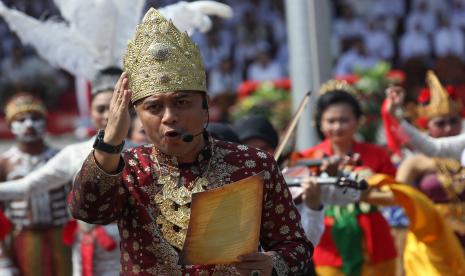 Wali Kota Surabaya Eri Cahyadi (kiri) membaca puisi saat upacara peringatan Hari Sumpah Pemuda di Balai Kota Surabaya, Jawa Timur, Jumat (28/10/2022). Pada peringatan Hari Sumpah Pemuda itu mengangkat tema Bersatu Bangun Bangsa.