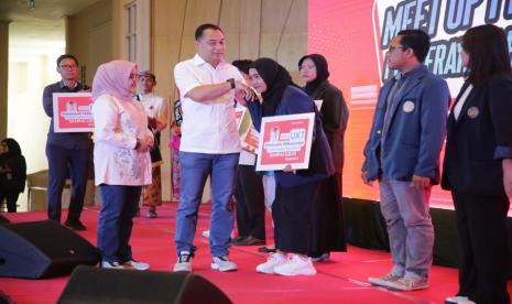 Wali Kota Surabaya Eri Cahyadi memberikan Beasiswa Penghafal Kitab Suci kepada warga Surabaya mulai jenjang TK hingga mahasiswa.