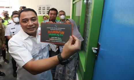 Wali Kota Surabaya Eri Cahyadi secara simbolis menyerahkan kunci kepada masyarakat yang rumahnya baru diperbaiki melalui program Dandan Omah