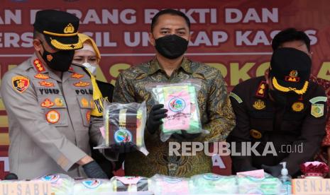 Wali Kota Surabaya Eri Cahyadi (tengah) didampingi Kapolrestabes Surabaya Kombes Pol Akhmad Yusep Gunawan (kiri). Kapolrestabes Surabaya, Kombes Pol Akhmad Yusep Gunawan mengingatkan masyarakat terkait sejumlah aturan yang masih diterapkan dalam upaya terus mengendalikan pandemi Covid-19 di Kota Pahlawan.