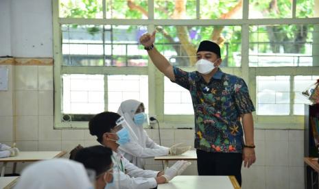 Wali Kota Surabaya Eri Cahyadi. Eri Cahyadi menyatakan naik turunnya kasus Covid-19 di Kota Pahlawan, Jawa Timur, dipengaruhi perkembangan kasus yang ada wilayah aglomerasi di antaranya Kabupaten Sidoarjo dan Gresik.