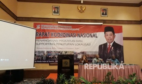 Wali Kota Surabaya, Jawa Timur, Tri Rismaharini (pojok kiri) dan Bupati Jayapura, Papua, Mathius Awoitaw (pojok kanan) menjadi narasumber kepala daerah yang sukses menutup lokalisasi di Rapat Koordinasi Penanganan Prostitusi dan Supporting Penutupan Lokalisasi, di Jakarta, Kamis (19/4). 