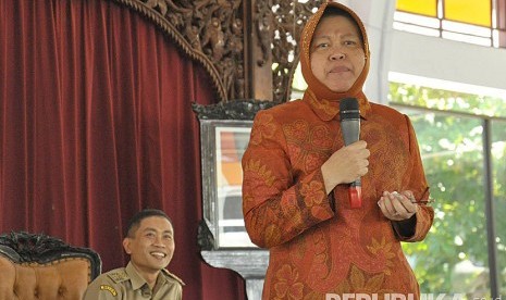 Wali Kota Surabaya, Tri Rismaharini berbagi pengalaman memimpin birokrasi di hadapan para PNS dan Kepala Desa di Kabupaten Batang, Jawa Tengah.